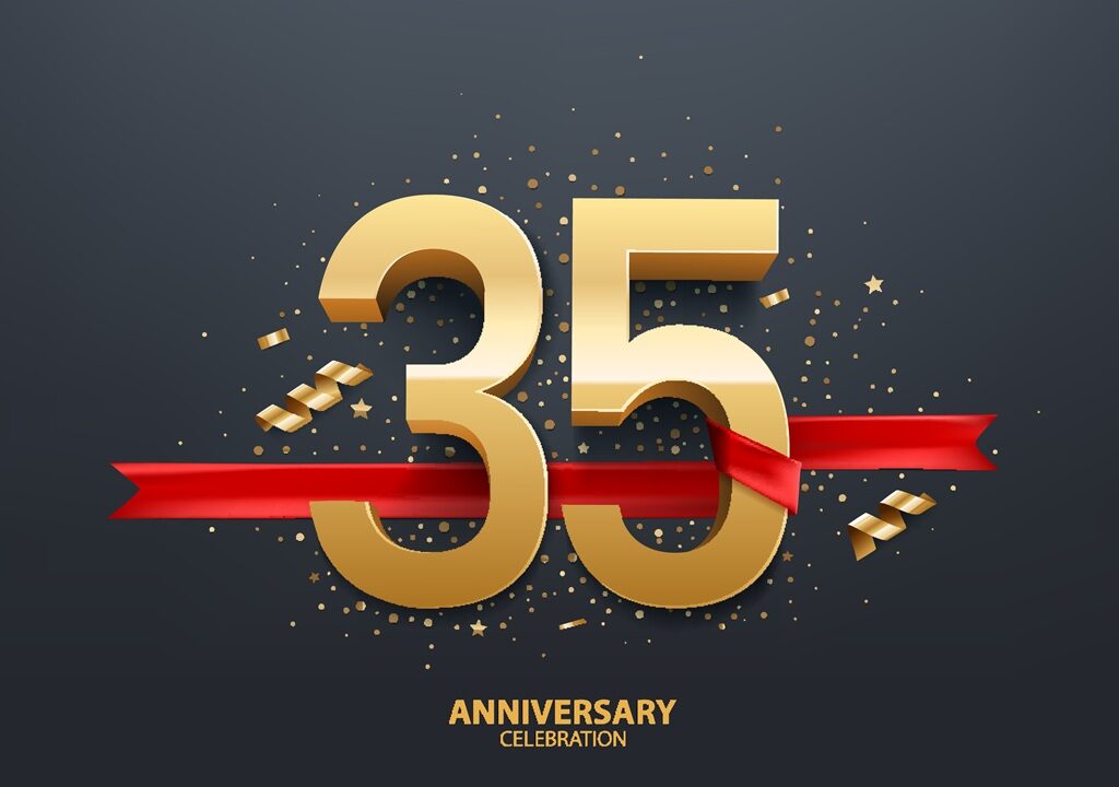 numero 35 dorato e scritta anniversario sottostante