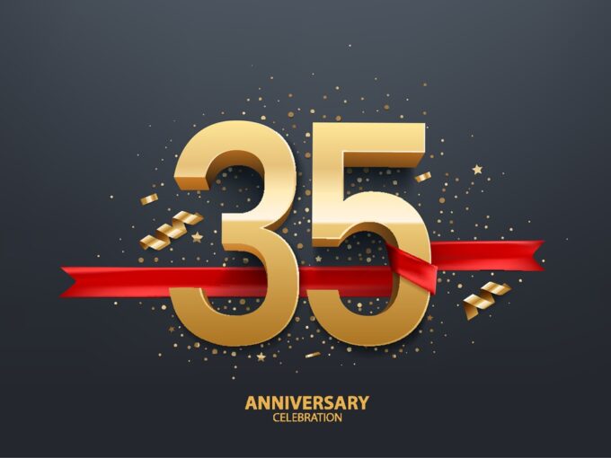 numero 35 dorato e scritta anniversario sottostante