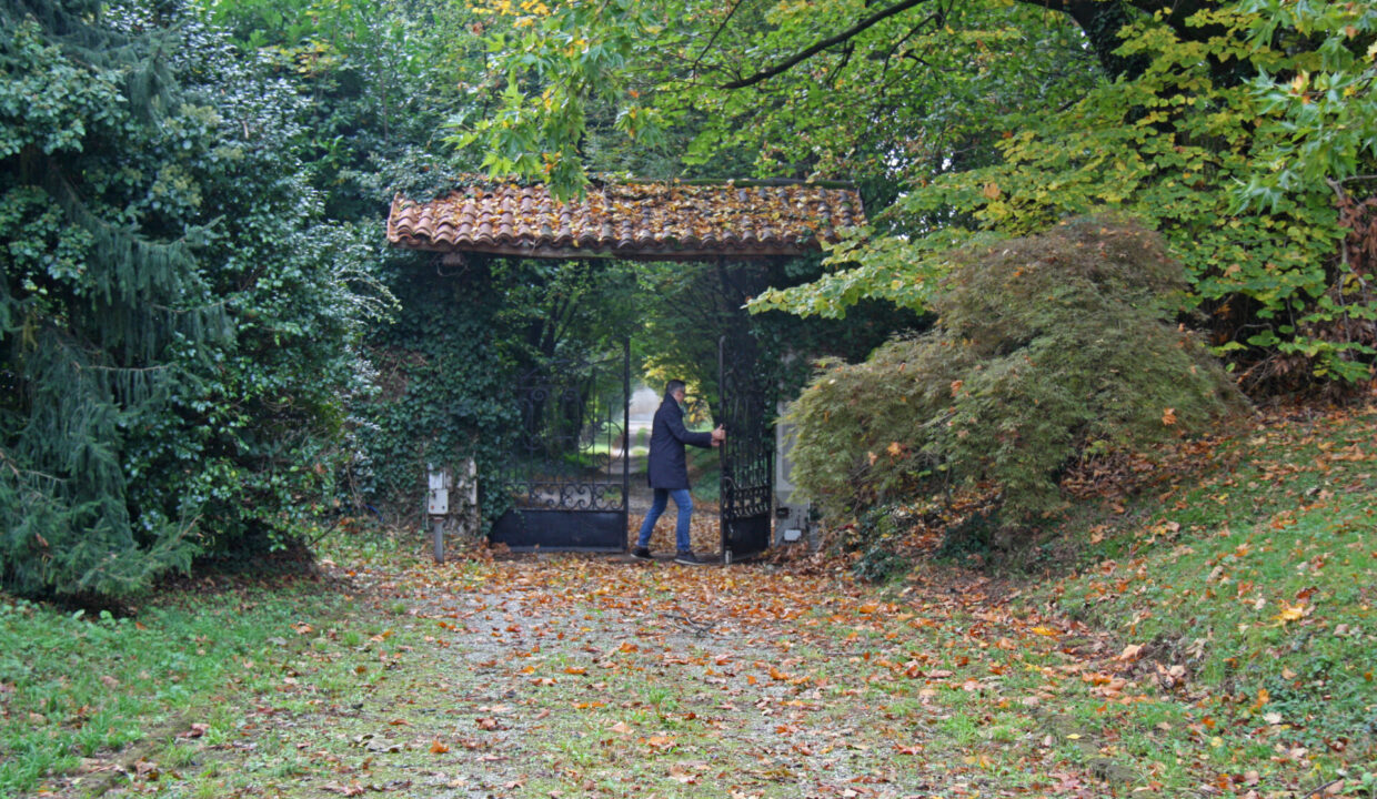 Agente immobiliare apre portone villa