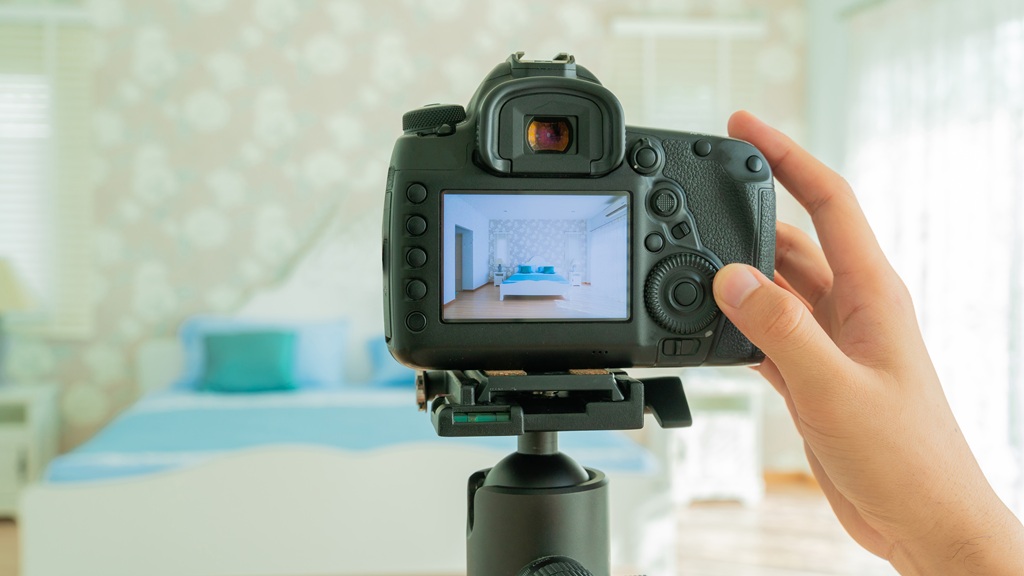 Macchina-fotografica-su-un-treppiede-in-un-interno-della-camera-da-letto