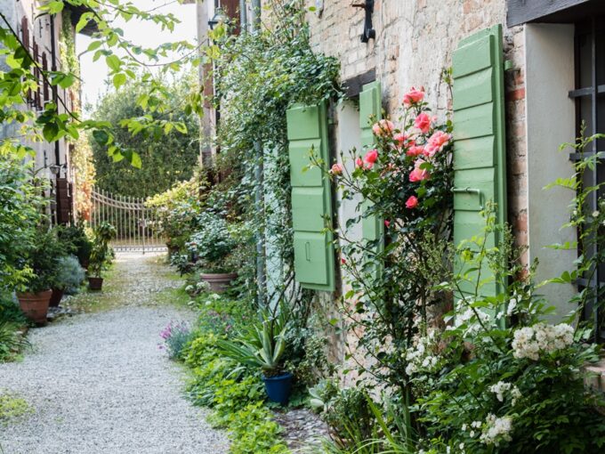 Passeggiando nel giardino delle rose antiche