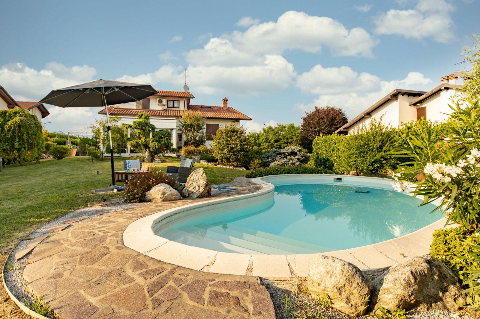 Piscina privata nel giardino di una bella villetta a Lomagna