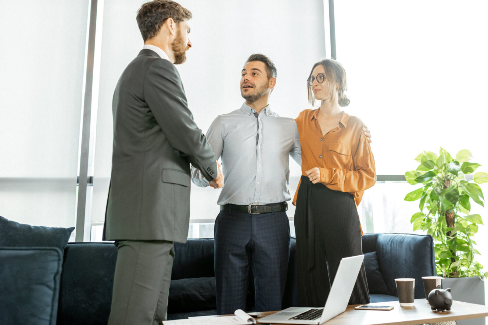 agente immobiliare saluta due giovani clienti