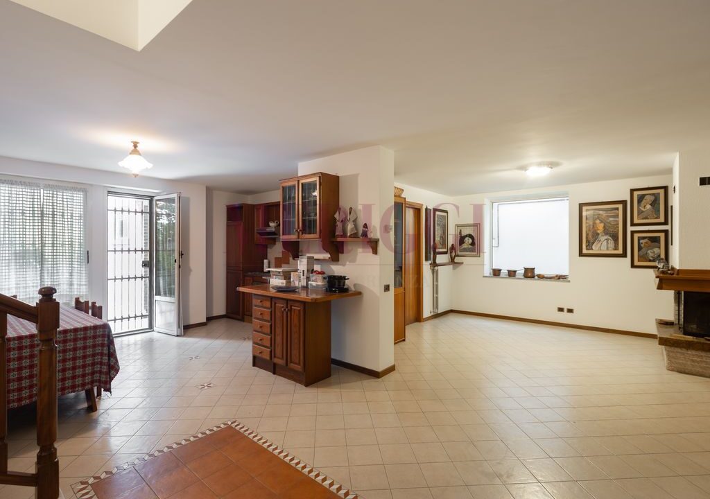 ampia taverna con cucina e accesso privato, via valassina, seregno