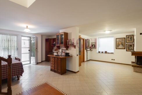 ampia taverna con cucina e accesso privato, via valassina, seregno