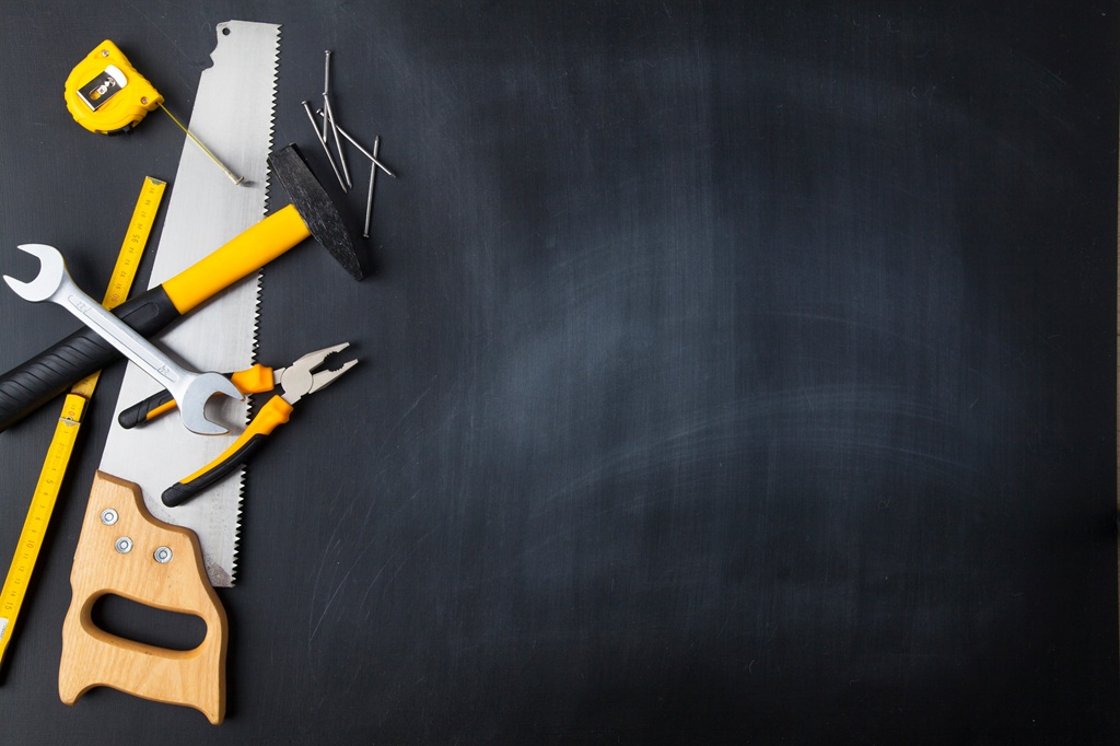 attrezzi-da-lavoro-su-sfondo-nero