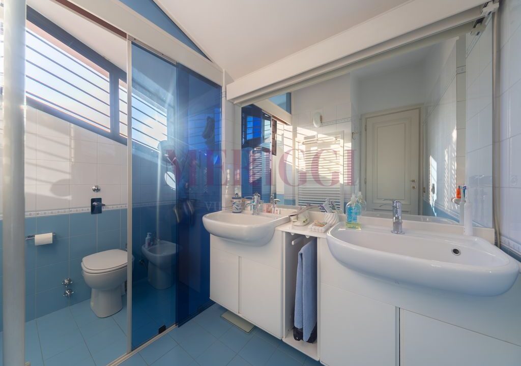 bagno azzurro - arcore - villa in vendita - meriggi