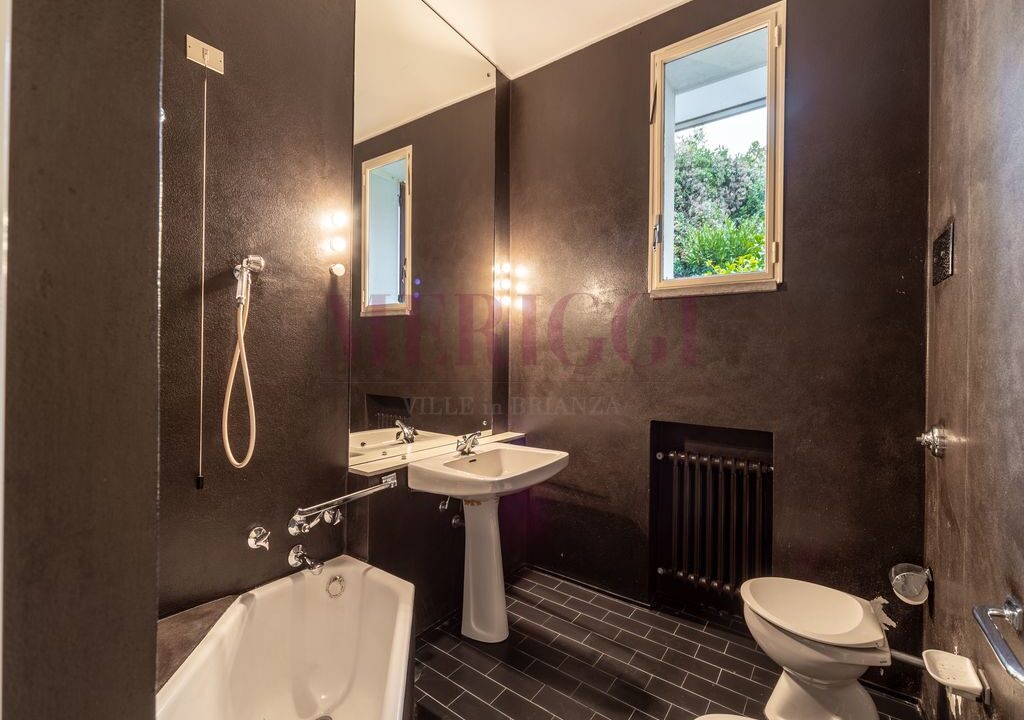 bagno color marrone - villa alzate brianza - vendita - meriggi