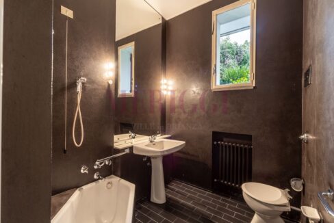 bagno color marrone - villa alzate brianza - vendita - meriggi