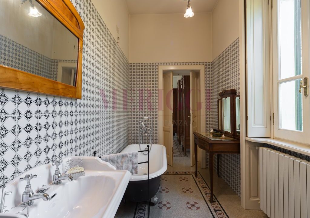 bagno con vista porta ingresso - villa vimercate - vendita - meriggi