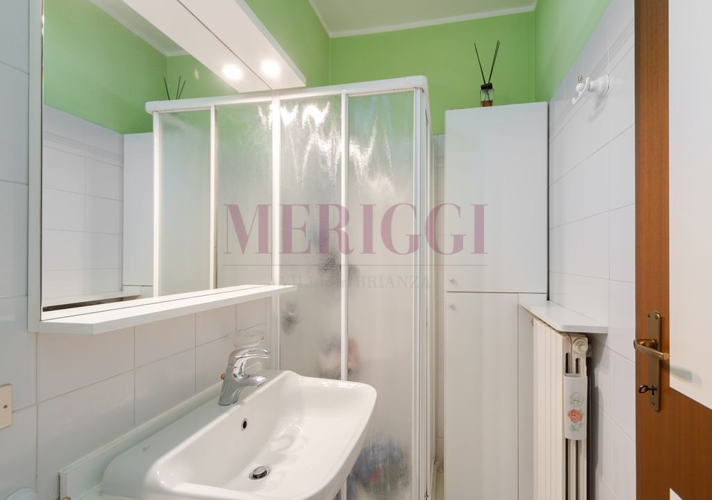 bagno di servizio con box doccia. Calolziocorte villa in vendita