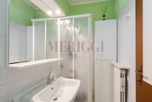 bagno di servizio con box doccia. Calolziocorte villa in vendita