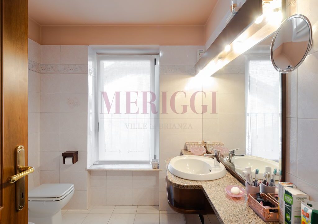 bagno di servizio con finestra. Seregno, via valassina.