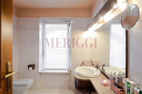 bagno di servizio con finestra. Seregno, via valassina.