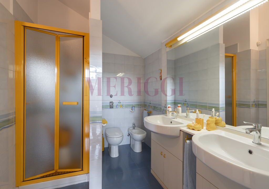 bagno di servizio giallo e bianco - arcore - villa in vendita - meriggi