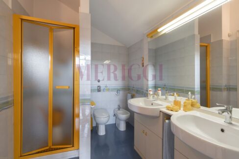 bagno di servizio giallo e bianco - arcore - villa in vendita - meriggi