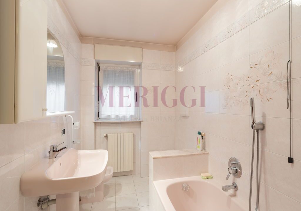 bagno di servizio in ceramica chiara con finestra, villa a seregno in vendita con meri