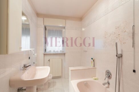 bagno di servizio in ceramica chiara con finestra, villa a seregno in vendita con meri