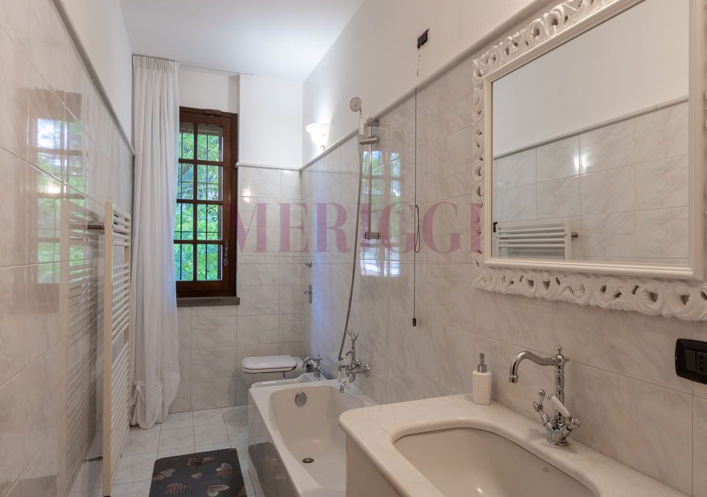 bagno di servizio primo piano - villa oreno - vendita - meriggi