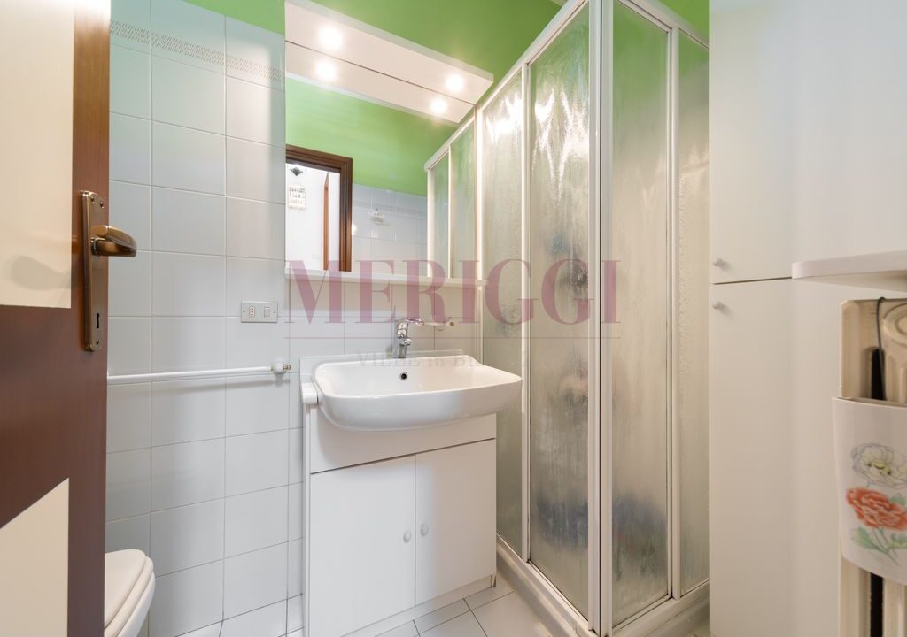 bagno di servizio. Meriggi . Villa a Calolziocorte.