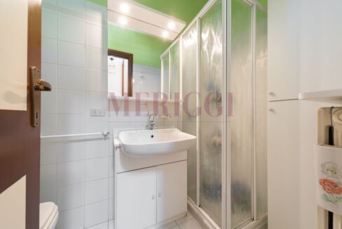 bagno di servizio. Meriggi . Villa a Calolziocorte.