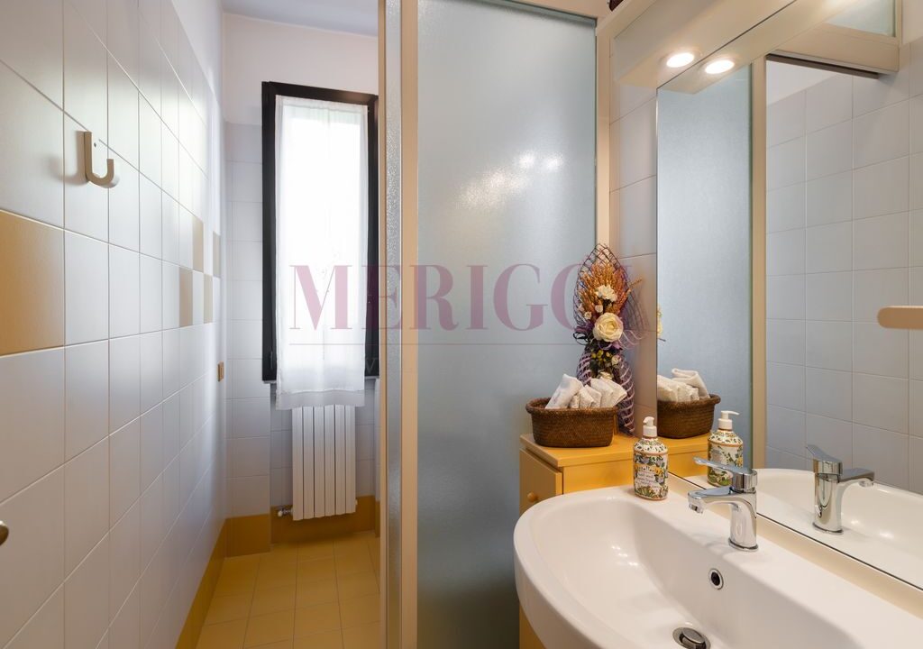 bagno giallo e bianco - arcore - villa in vendita - meriggi