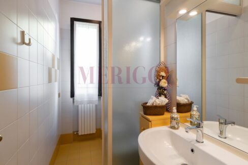 bagno giallo e bianco - arcore - villa in vendita - meriggi