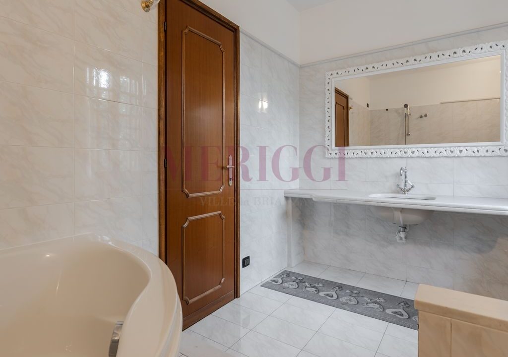 bagno padronale con lavandino - villa oreno - vendita - meriggi