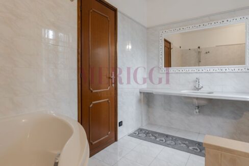bagno padronale con lavandino - villa oreno - vendita - meriggi