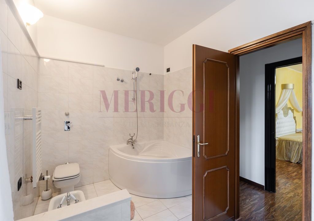 bagno padronale con vasca - villa oreno - vendita - meriggi