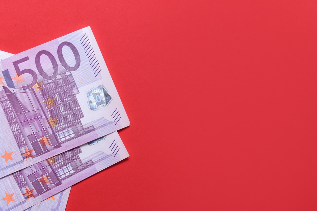 banconete-da-500-euro-su-sfondo-rosso