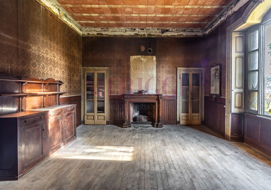 biblioteca con camino e finestra - villa epoca erba - vendita - meriggi