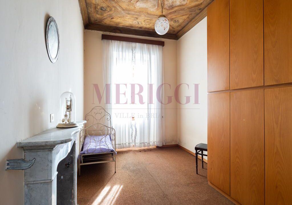 camera con camino e affreschi - villa epoca erba - vendita - meriggi