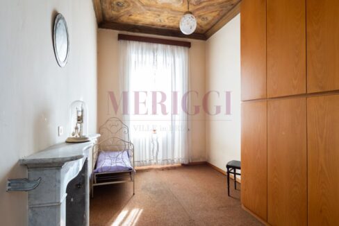 camera con camino e affreschi - villa epoca erba - vendita - meriggi