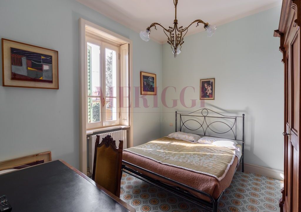 camera da letto con scrivania- villa vimercate - vendita - meriggi