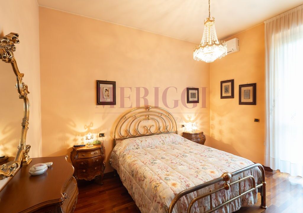 camera matrimoniale con letto in ottone, villa a seregno in via valassina venduta da me