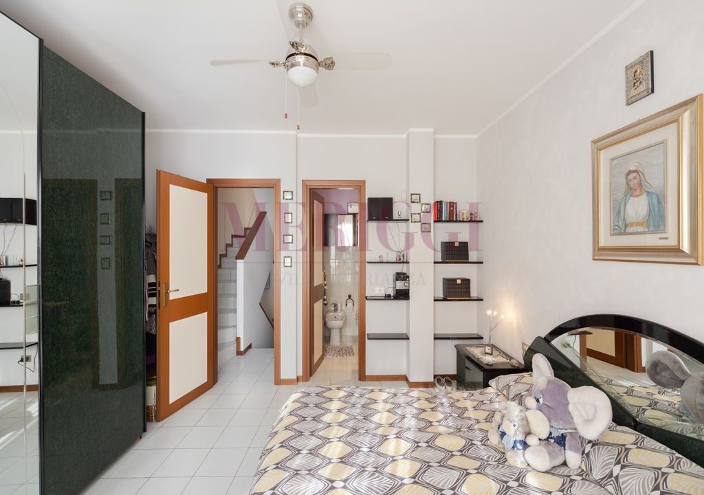 camera matrimoniale con vista lato bagno e scale. Calolziocorte