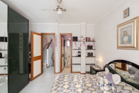 camera matrimoniale con vista lato bagno e scale. Calolziocorte