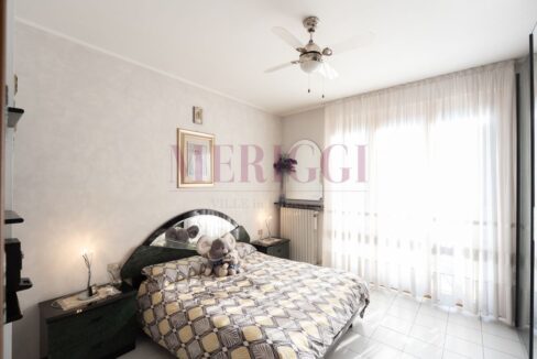 camera matrimoniale. villa a calolziocorte. Meriggi.