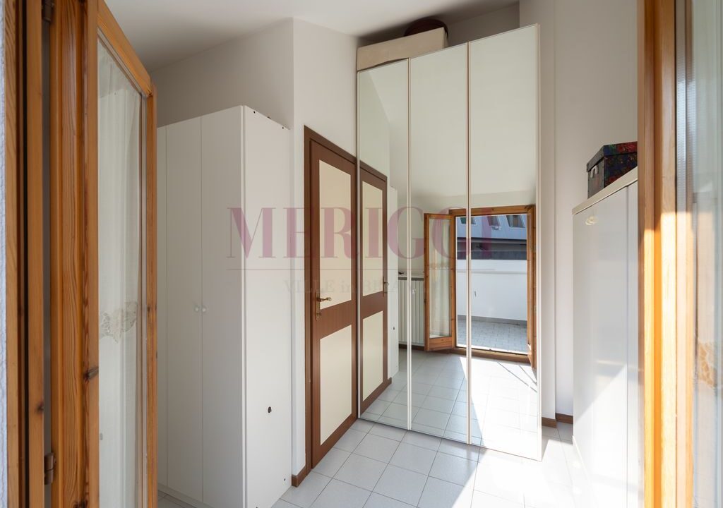 cameretta arredata con armadi. Meriggi villa in vendita