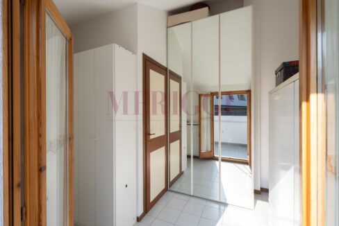 cameretta arredata con armadi. Meriggi villa in vendita