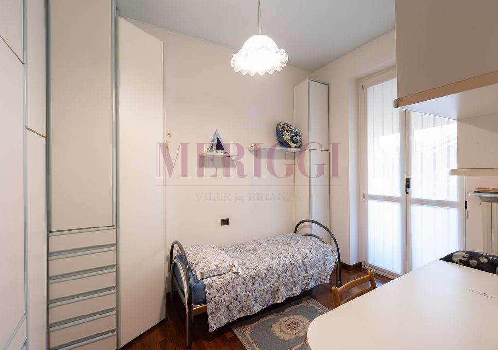 cameretta arredata con pavimento in parquette