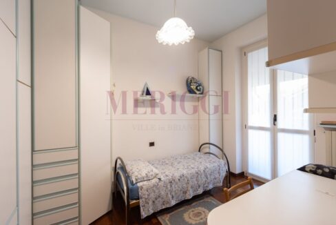 cameretta arredata con pavimento in parquette