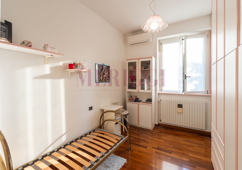 cameretta con arredi pavimento in parquette, villa in vendita con meriggi a seregno