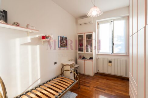 cameretta con arredi pavimento in parquette, villa in vendita con meriggi a seregno