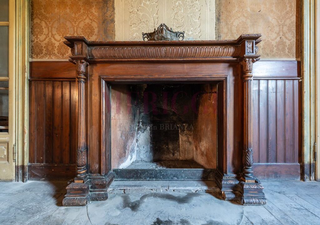 camino in legno in biblioteca - villa epoca erba - vendita - meriggi