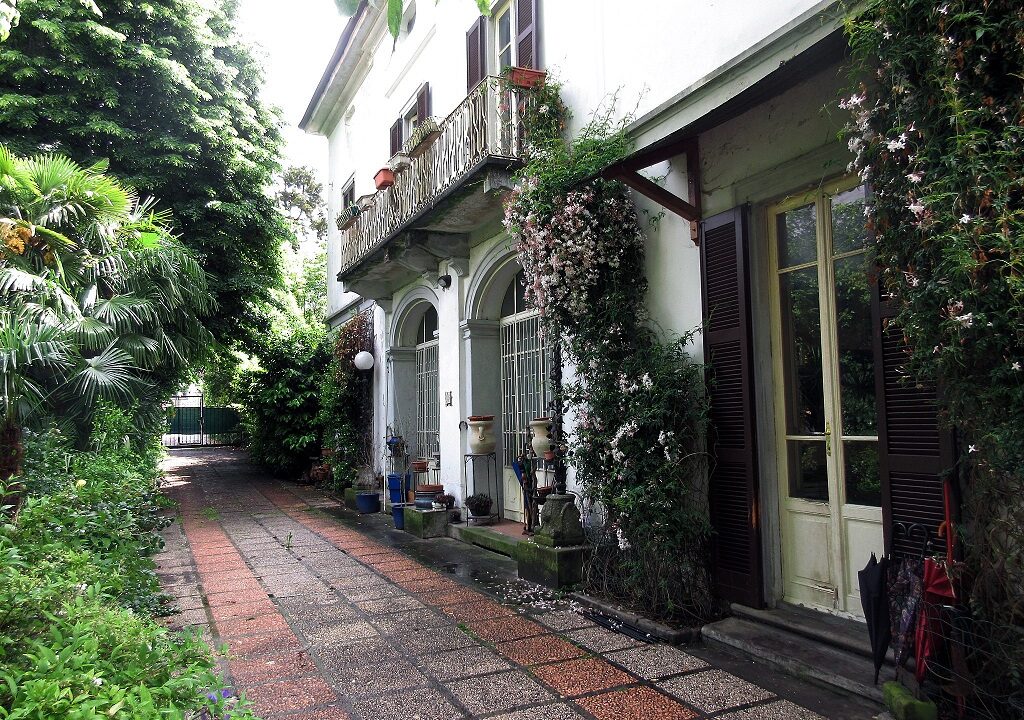 cancello ingresso e facciata - villa missaglia via roma - meriggi
