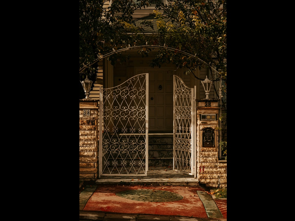 cancello di ingresso di una villa