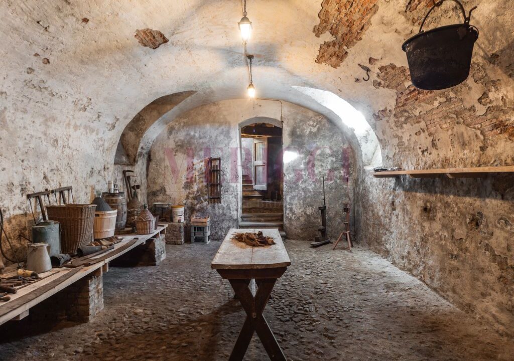 cantina con soffitti a volta e finestre - villa epoca erba - vendita - meriggi