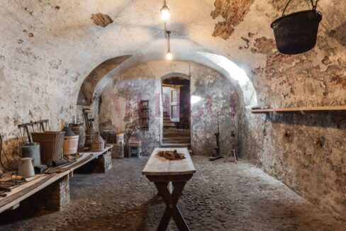 cantina con soffitti a volta e finestre - villa epoca erba - vendita - meriggi